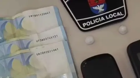 Imagen del dinero, droga y teléfonos sustraídos por la Policía Local.