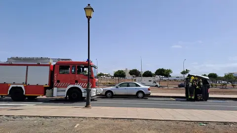 Bomberos durante la extinción del fuego.