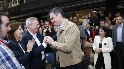 Franquis en un acto de campaña saludando a Pedro Sánchez