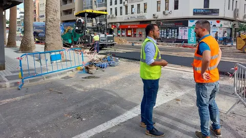 Obras en la calle Manolo Millares. El alcalde Yonathan de León supervisa hoy el reasfaltado de la vía. La reapertura será este fin de semana