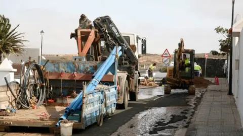 Imagen de operarios realizan trabajos.