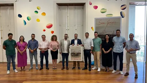 Presentación de la programación de las Fiestas de San Ginés 2023. El alcalde y el teniente de alcalde con el cartel oficial de San Ginés 2023