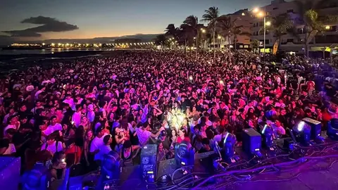 La playa de El Reducto se llenó con más de 10.,000 personas para disfrutar del Arrecife Summer Fest