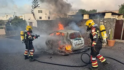 Bomberos apagando el fuego de Teseguite.
