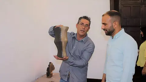 El artesano Sergio Viñoly y el concejal Daniel Medina