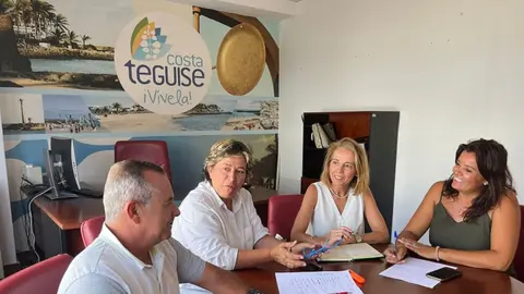 Reunión de la Federación Turística y el Gobierno de Teguise.