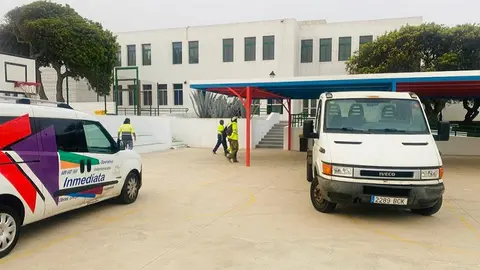 Imagen de los operarios realizando las labores en los centros educativos.