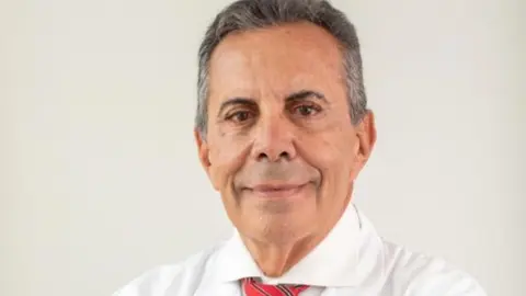 Dr. Julián Castillo Lorenzo, especialista en cirugía plástica de Clínica San Vicente.