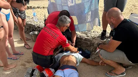 Imagen de los bomberos auxiliando a la persona afectada.