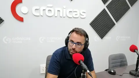 Echedey Eugenio en los estudios de Crónicas Radio.