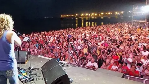 Rosana pregón. En el escenario junto al alcalde y al teniente de alcalde y concejal de Fiestas
