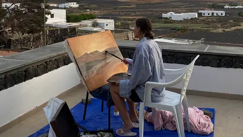 Eva Van Eeckhoven mientras pinta una de sus obras.