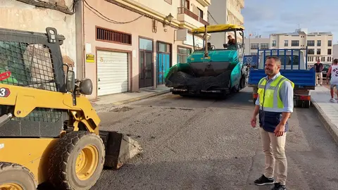 Plan de Reasfaltado en Arrecife. El alcalde de Arrecife supervisa en los trabajos en el barrio de La Destila