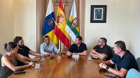 Óscar Noda en su visita a Haría.