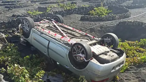 Imagen del vehículo volcado.