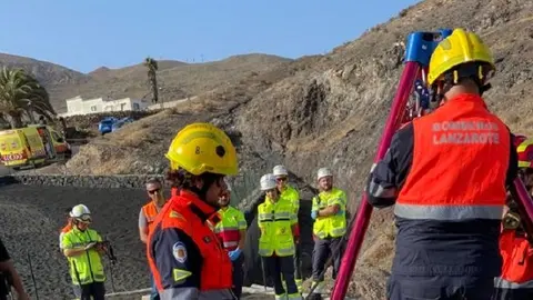 Imagen de los bomberos durante la actuación en el aljibe.