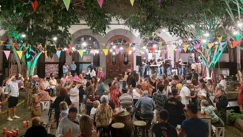 Los Ventorrillos. La Recova se reabre con este ambiente durante las Fiestas de San Ginés. Llenazo y actuaciones de parrandas
