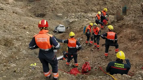 Imagen del momento en el que intervinieron los bomberos en el incidente