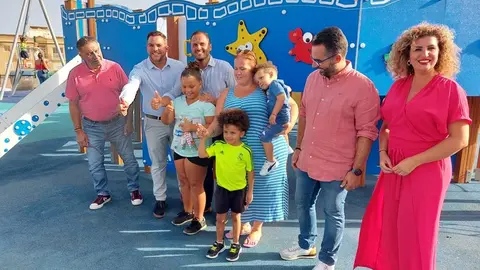 Estreno del nuevo Parque Infantil de Argana Alta. Las autoridades junto a los pequeños que estrenaron las instalaciones, junto a su madre. 2