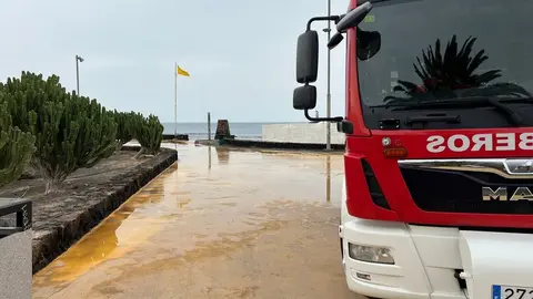 Imagen del momento de la actuación de los bomberos en Costa Teguise