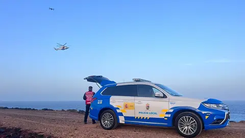 Policía Local Yaiza en operativo de rescate de un pescador desaparecido (archivo)