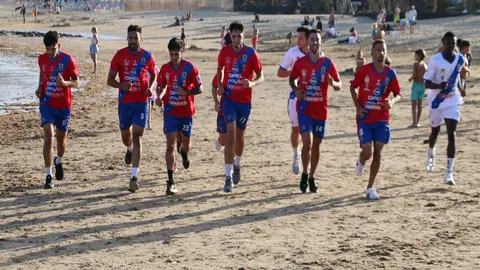 Jugadores de la UD Lanzarote ejercitandose en la playa.