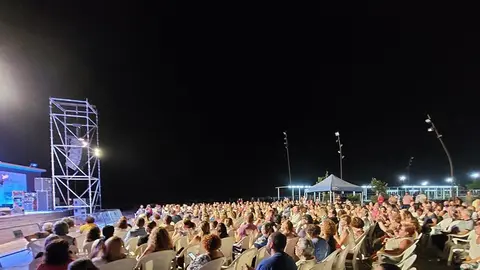 Imagen de un gran número de personas disfrutando de una de las actuaciones realizadas en el Parque Islas Canarias.