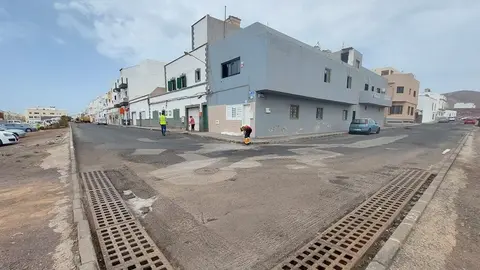 Plan de Asflatado. El alcalde Yonathan de León informa de manera cercana a los vecinos de Argana Alta sobre estas obras. Calles que serán reaslfaltadas