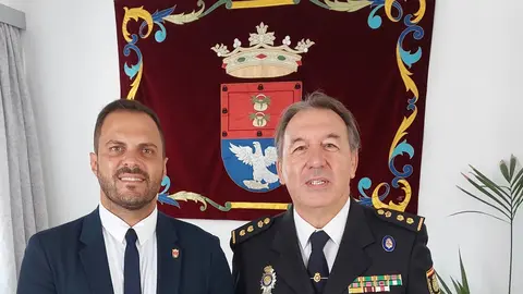 El alcalde de Arrecife, Yonathan de León, y el comisario Jefe de la Policía Nacional, en la reunión celebrada en la Alcaldía