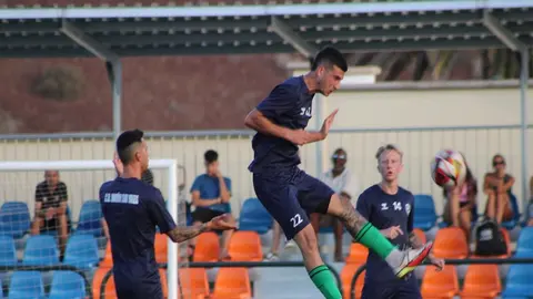 Jugador del Unión Sur Yaiza golpeando el esférico con la cabeza durante el choque contra el O.Marítima.