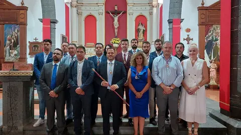 Visita oficial a la iglesia de San Ginés. Corporación Municipal de Arrecife , junto al párroco, en el interior de la iglesia
