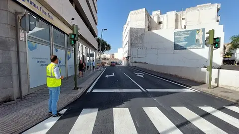El alcalde Yonathan de León, ha visitado la obra de la Calle La Inés tras su ejecución por el Ayuntamiento de Arrecife 