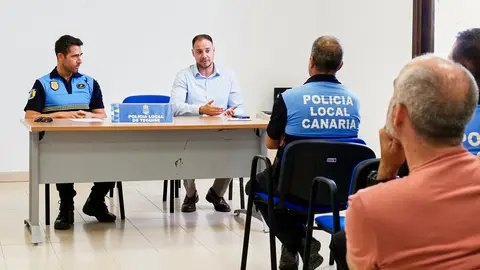 Ginés González junto a la Policía Local de Teguise.