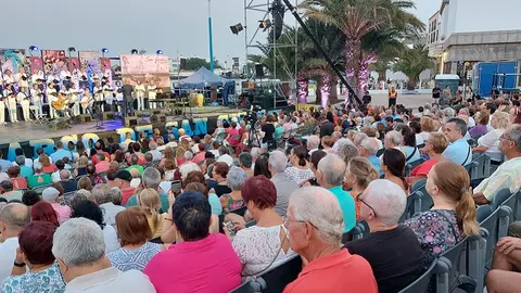 Imagen de la gente disfrutando de una de las actuaciones de las fiestas de San Ginés.
