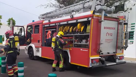 Imagen de los bomberos durante la apertura del domicilio.