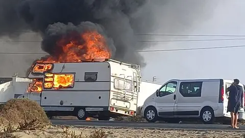 Momento en el que ardió por completo la caravana