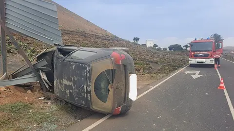 Imagen del vehículo volcado.