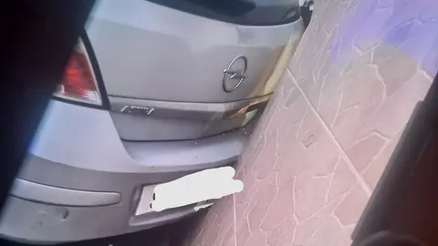 Imagen del vehículo empotrado en la fachada