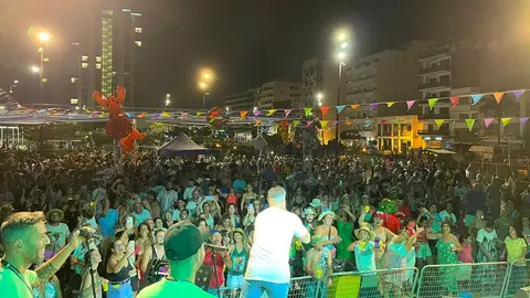 Imagen de los asistentes disfrutando de la fiesta de la Chola