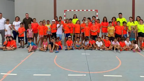 Parte del grupo de la campaña con el alcalde  y el concejal de Deportes