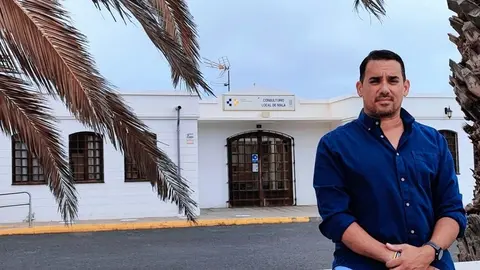 Yoné Caraballo junto al consultorio de mala.