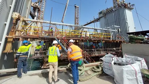 El alcalde de Arrecife asiste en Los Mármoles a la construcción de los cajoneros para la ampliación del muelle de Cruceros 