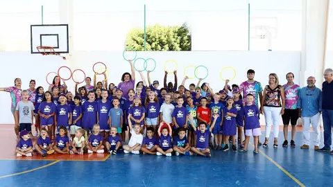 Imagen de los representantes del Ayuntamiento de Tías en uno de los centros del municipio donde se desarrollan las actividades.