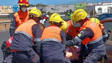 Imagen de los bomberos durante la actuación.