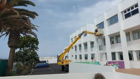 Imagen de los operarios realizando las funciones de restauración de los colegios.