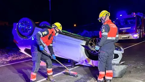 Imagen de la actuación de los bomberos en el vuelco