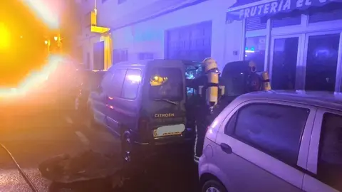 Instante en el que los bomberos consiguen controlar el incendio