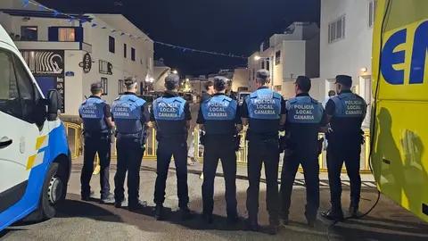 Agentes de la Policía Local de Teguise controlando para que no hubiera problemas en las fiestas de la Caleta.