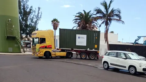 Imagen de la llegada de los contenedores con la desaladora a Arrecife.