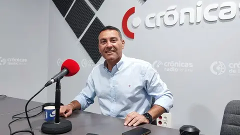 Oswaldo Betancort en los estudios de Crónicas Radio.